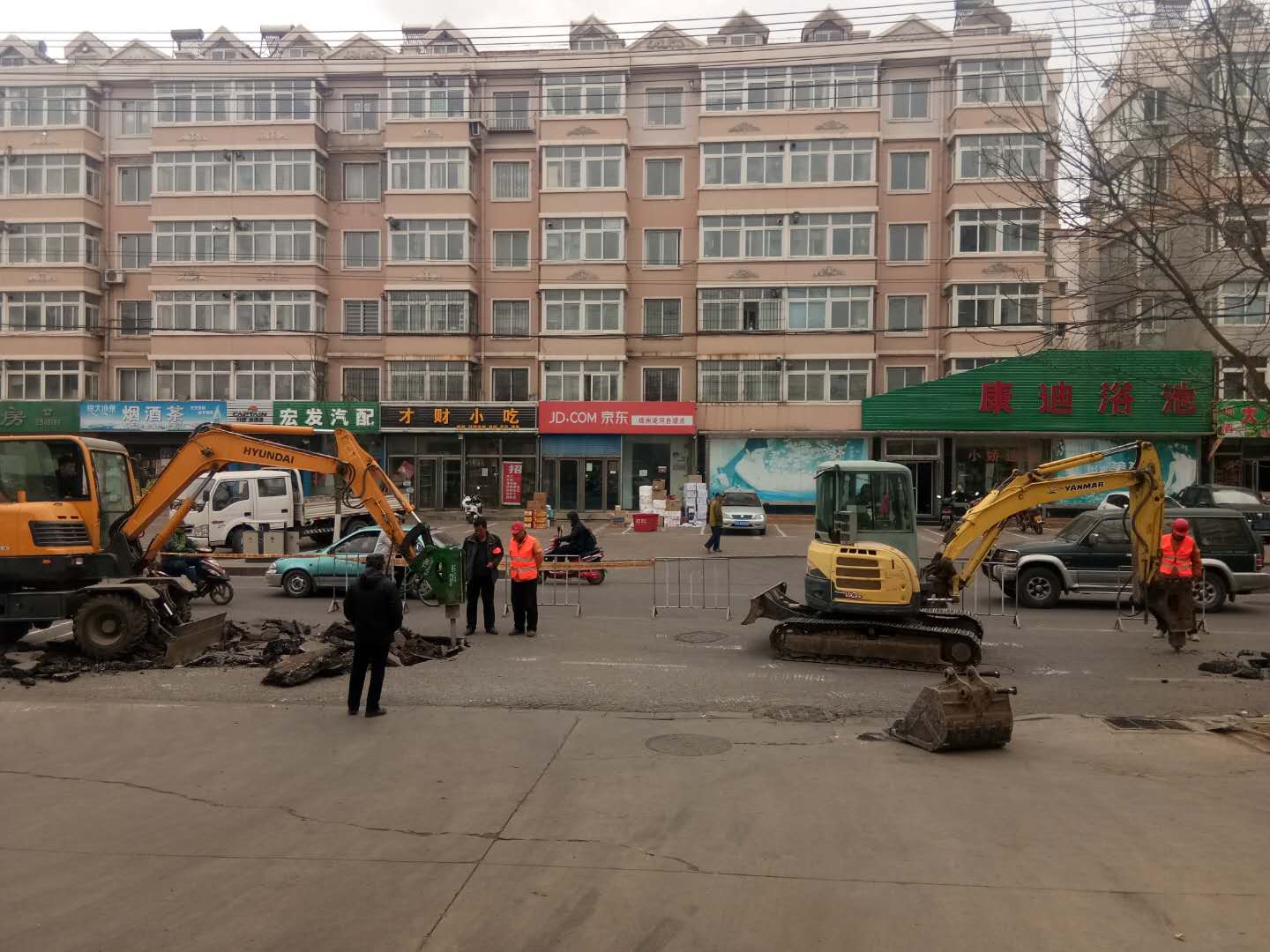 連續(xù)奮戰(zhàn)48時(shí) 雨夜搶修保供水
